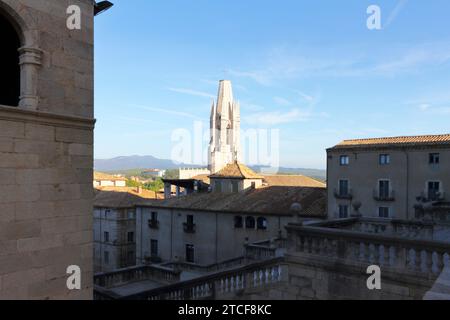 Ansichten und Details rund um die Basilika San Felix (San Feliu), Girona, Spanien Stockfoto