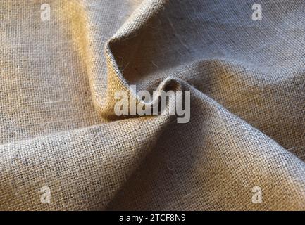 Gelb gewickelte gelbe Substanz. Ein Stück Sackleinen. Das Material für die Beutel. Stockfoto