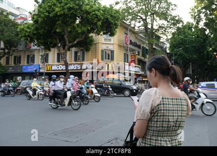 VIETNAM, Hanoi, french Quarter, SeaBank und McDonalds Fast Food Restaurant, Verkehr während der Hauptverkehrszeit, Zweirad Stockfoto