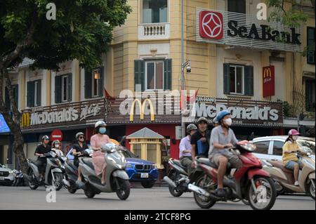 VIETNAM, Hanoi, french Quarter, SeaBank und McDonalds Fast Food Restaurant, Verkehr während der Hauptverkehrszeit, Zweirad Stockfoto