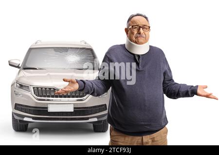 Reifer Mann mit orthopädischem Halsband bei einem Autounfall isoliert auf weißem Hintergrund verletzt Stockfoto