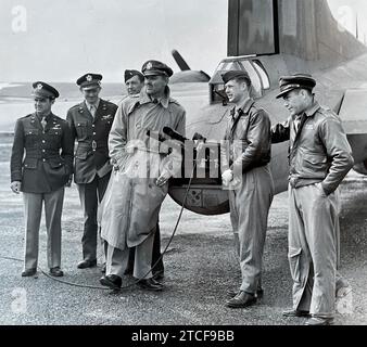 CLARK GABLE (1901–1960) US-amerikanischer Filmschauspieler steht im Sommer 1943 neben einer B-17 Flying Fortress mit Offizieren und Flugbesatzungen der USAAF 351st Bomb Group bei der RAF Polebrook, Northamptonshire, England. Er flog fünf Kampfeinsätze als Beobachter-Luftwaffenschützer mit der Gruppe. Stockfoto