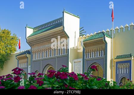 Verzierte Tore des Königspalastes von Alawi / dar al-Makhzen in der Stadt Fes / Fès, Fès-Meknes, Marokko Stockfoto