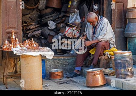 Marokkanischer Kupferschmied in Werkstatt auf dem Place Seffarine, kleiner Platz in der Medina der Stadt Fes / Fès, Fès-Meknes, Marokko Stockfoto