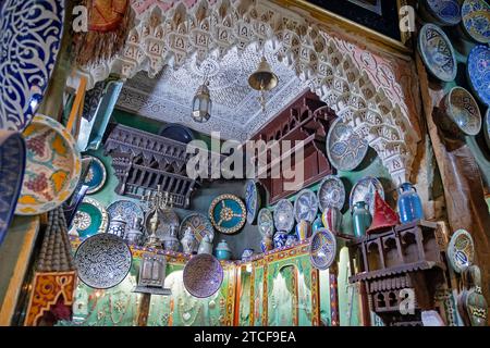 Kaufen Sie in der alten geheimen Synagoge ein, die im morischen Stil in der Medina der Stadt Fes / Fès, Fès-Meknes, Marokko dekoriert ist Stockfoto