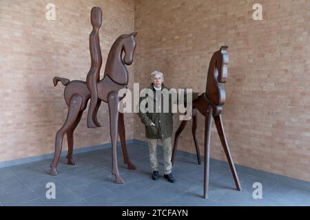 Giovanni Borgarello Künstler und Holzskulpturen, Freiluftausstellung auf dem Landsitz von John Borgarello. Giovanni Borgarello, geboren 1950 in Cambiano - Turin Italien, schloss sein Studium an der Liceo Artistico und der Accademia Albertina di Belle Arti in Turin ab. Er lebt in seinem Museumsstudio Via de Gasperi, 37 - 10020 Cambiano (to) zwischen den majestätischen Monumenten und Marmor von Carrara und dem Duft exotischer Hölzer, die in einzigartige und originelle künstlerische Objekte verwandelt werden. Er war ein Schüler von Sandro Cherchi. Stockfoto