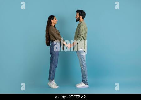 Liebevolle junge Mann- und Frauenpaare, die Hände halten Stockfoto