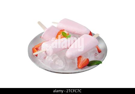 Erfrischendes Erdbeermotiv, Eis Lolly mit frischer Erdbeere und Mint, weißer isolierter Hintergrund Stockfoto