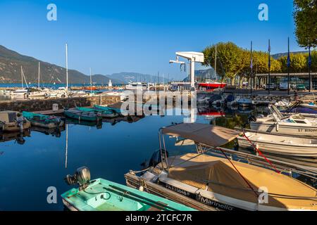 Ein Touristenboot auf dem Bourget-See in Savoie, in der Auvergne Rhône Alpes, Frankreich Stockfoto