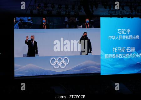 FEBRUAR 2022 – Peking, China: Der chinesische Präsident Xi Jinping und der IOC-Präsident Thomas Bach werden vorgestellt und werden während der Eröffnungszeremonie der Olympischen Winterspiele 2022 in Peking herzlich begrüßt (Foto: Mickael Chavet/RX) Stockfoto