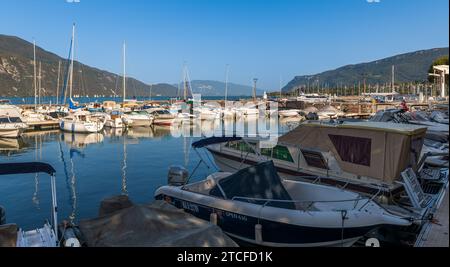 Ein Touristenboot auf dem Bourget-See in Savoie, in der Auvergne Rhône Alpes, Frankreich Stockfoto