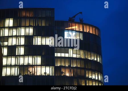 Düsseldorf 12.12.2023 Logo Schriftzug Leuchtreklame EY Ernst & Young Wirtschaftsprüfung Steuerberatung Wirtschaftprüfer Steuerberater Wirecard Bürohochhaus Graf-Adolf-Platz GAP1 Düsseldorf Nordrhein-Westfalen Deutschland *** Düsseldorf 12 2023 Logo Schriftzug Neonschild EY Ernst Young Wirtschaftsprüfung Steuerberatung Wirtschaftsprüfer Steuerberater Wirecard Büroturm Graf Adolf Platz GAP1 Düsseldorf Nordrhein-Westfalen Deutschland Stockfoto