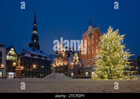 Rigaer Rathausplatz mit einem geschmückten Weihnachtsbaum vor den Weihnachtsferien in der Altstadt von Riga, Lettland. Stockfoto