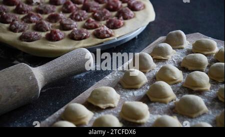 Rozesse der Zubereitung von Klößchen in der Küche zu Hause Stockfoto