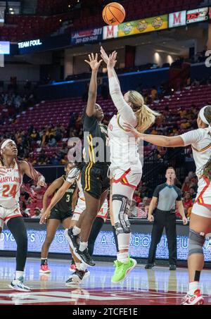 College Park, USA. Dezember 2023. COLLEGE PARK, MD: - 12. DEZEMBER: Während eines Basketballspiels zwischen den Maryland Terrapins und den Towson Tigers im Xfinity Center in College Park, Maryland am 12. Dezember 2023. (Foto: Tony Quinn/SipaUSA) Credit: SIPA USA/Alamy Live News Stockfoto