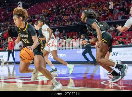 College Park, USA. Dezember 2023. COLLEGE PARK, MD: - 12. DEZEMBER: Kylie Kornegay-Lucas (15) startet einen Angriff während eines Basketballspiels zwischen den Maryland Terrapins und den Towson Tigers im Xfinity Center in College Park, Maryland am 12. Dezember 2023. (Foto: Tony Quinn/SipaUSA) Credit: SIPA USA/Alamy Live News Stockfoto