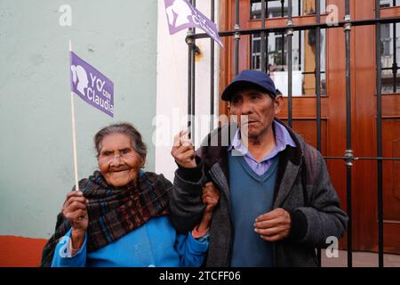 Tlaxcala, Mexiko. Dezember 2023. Die Bürger nehmen an der politischen Kundgebung der Claudia Sheinbaum, Präsidentschaftskandidatin für den Kurs der Morena-Partei zu den Wahlen in Mexiko Teil, um sie auf der Huamantla Plaza de Toros zu unterstützen. Am 10. Dezember 2023 in Mexiko-Stadt, Mexiko (Credit Image: © Essene Hernandez/eyepix via ZUMA Press Wire) NUR REDAKTIONELLE VERWENDUNG! Nicht für kommerzielle ZWECKE! Stockfoto