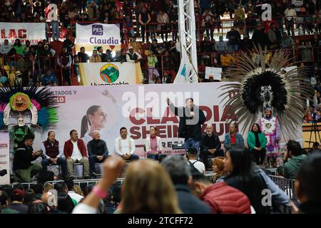 Tlaxcala, Mexiko. Dezember 2023. Claudia Sheinbaum, Präsidentschaftskandidatin für die Morena Party, begleitet von Lorena Cuellar Cisneros, Gouverneur des Staates Tlaxcala, während ihrer politischen Kundgebung zu den Wahlen in Mexiko auf der Huamantla Plaza de Toros. Am 10. Dezember 2023 in Mexiko-Stadt, Mexiko (Bild: © Essene Hernandez/Okulare Via ZUMA Press Wire) NUR REDAKTIONELLE VERWENDUNG! Nicht für kommerzielle ZWECKE! Stockfoto