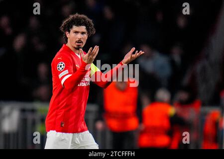 Eindhoven, Niederlande. Dezember 2023. EINDHOVEN, NIEDERLANDE - 12. DEZEMBER: Andre Ramalho von PSV-Gesten während des Spiels der UEFA Champions League Gruppe B zwischen PSV und Arsenal im Phillips Stadion am 12. Dezember 2023 in Eindhoven, Niederlande. (Foto von Rene Nijhuis/Orange Pictures) Credit: Orange Pics BV/Alamy Live News Stockfoto