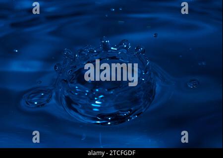 Eine atemberaubende Aufnahme eines aquamarinen Wasserkörpers mit einem weißen Spritzer Wasser, das von seiner Oberfläche austritt Stockfoto