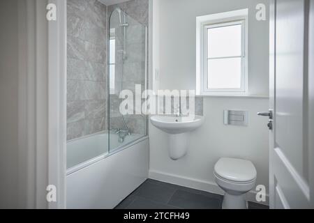 Leeres, Modernes Badezimmer Mit Dusche, Ausgestattet In New Home Am Tag Des Umzugs Stockfoto