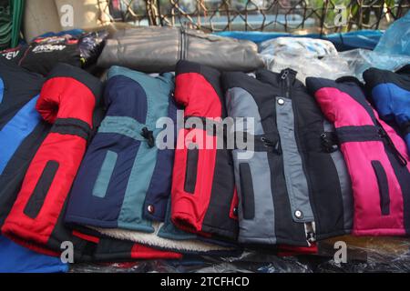 Dhaka Bangladesch 01 Januar 2001, Straßenmarkt für Winterkleidung in Baitul Mukarram Dhaka .Nazmul islam/ alamy Live News. Stockfoto