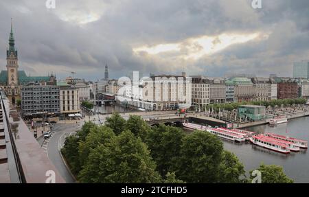 01.07.2023, Hamburg, Hansestadt Hamburg, DE - Blick vom Ballindamm auf das Rathaus und den Jungfernstieg. Ausblick, Ausflugsziel, Aussen, Aussenaufnahme, Aussicht, Ballindamm, City, deutsch, Deutschland, Europa, europaeisch, Gebaeude, Haeuser, Hamburg, Hamburger Rathaus, Hansestadt Hamburg, Horizont, Innenstadt, Jahreszeit, Jungfernstieg, Landschaft, QF, Querformat, Rathaus, Regenwetter, Regenwolken, regnerisch, Reise, Schlechtwetter, Sommer, Stadt, Stadtansicht, Stadtbild, Stadtlandschaft, Westeuropa, Wirtschaft 230701D2846HAMBURG.JPG *** 01 07 2023, Hamburg, Hansestadt Hamburg, GER V Stockfoto