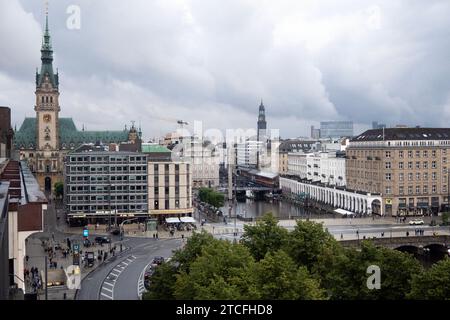 01.07.2023, Hamburg, Hansestadt Hamburg, DE - Blick vom Ballindamm auf das Rathaus und den Jungfernstieg. Ausblick, Ausflugsziel, Aussen, Aussenaufnahme, Aussicht, Ballindamm, City, deutsch, Deutschland, Europa, europaeisch, Gebaeude, Haeuser, Hamburg, Hamburger Rathaus, Hansestadt Hamburg, Horizont, Innenstadt, Jahreszeit, Jungfernstieg, Landschaft, QF, Querformat, Rathaus, Reise, Sommer, Stadt, Stadtansicht, Stadtbild, Stadtlandschaft, Westeuropa, Wirtschaft 230701D2844HAMBURG.JPG *** 01 07 2023, Hamburg, Hansestadt Hamburg, GER Blick vom Ballindamm zum Rathaus und Jungfernstieg Stockfoto