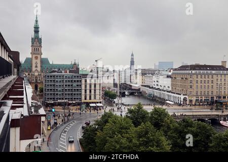 01.07.2023, Hamburg, Hansestadt Hamburg, DE - Blick vom Ballindamm auf das Rathaus und den Jungfernstieg. Ausblick, Ausflugsziel, Aussen, Aussenaufnahme, Aussicht, Ballindamm, City, deutsch, Deutschland, Europa, europaeisch, Gebaeude, Haeuser, Hamburg, Hamburger Rathaus, Hansestadt Hamburg, Horizont, Innenstadt, Jahreszeit, Jungfernstieg, Landschaft, QF, Querformat, Rathaus, Reise, Sommer, Stadt, Stadtansicht, Stadtbild, Stadtlandschaft, Westeuropa, Wirtschaft 230701D2843HAMBURG.JPG *** 01 07 2023, Hamburg, Hansestadt Hamburg, GER Blick vom Ballindamm zum Rathaus und Jungfernstieg Stockfoto