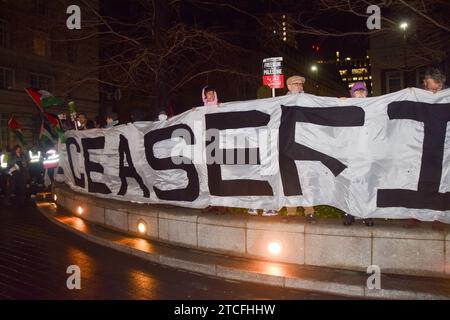 London, Großbritannien. Dezember 2023. Pro-palästinensische Demonstranten versammeln sich vor dem Park Plaza Hotel in der Nähe der Westminster Bridge während einer Labour Party-Veranstaltung, an der die Abgeordneten David Lammy, Angela Rayner und Yvette Cooper teilnahmen und Labour aufforderten, einen Waffenstillstand im Israel-Hamas-Krieg zu unterstützen. Quelle: Vuk Valcic/Alamy Live News Stockfoto