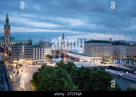 01.07.2023, Hamburg, Hansestadt Hamburg, DE - Blick vom Ballindamm auf das Rathaus und den Jungfernstieg bei Daemmerung. Ausblick, Ausflugsziel, Aussen, Aussenaufnahme, Aussicht, Ballindamm, beleuchtet, Beleuchtung, Blaue Stunde, Stadt, Daemmerung, deutsch, Deutschland, Europa, europaeisch, Gebaeude, Haeuser, Hamburg, Hamburger Rathaus, Hansestadt Hamburg, Horizont, Innenstadt, Jahreszeit, Jungfernstieg, Landschaft, QF, Querformat, Rathaus, Reise, Sommer, Stadt, Stadtansicht, Stadtbild, Stadtlandschaft, Westeuropa, Wirtschaft 230701D2855HAMBURG.JPG *** 01 07 2023, Hamburg, Hansestadt Ha Stockfoto