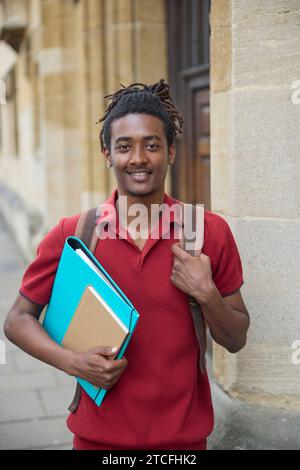 Porträt von männlichen Studenten mit Akten außerhalb des University Building in Oxford UK Stockfoto