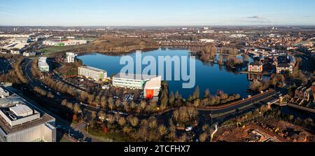 LAKESIDE, DONCASTER, GROSSBRITANNIEN - 6. DEZEMBER 2023. Ein Blick aus der Vogelperspektive auf den See im Lakeside Village in Doncaster mit Einkaufszentrum und Doncaster Rovers FC E Stockfoto