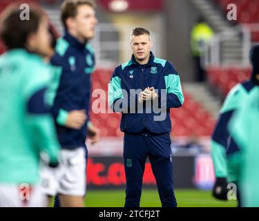 Dezember 2023; Bet365 Stadium, Stoke, Staffordshire, England; EFL Championship Football, Stoke City gegen Swansea City; Ryan Shawcross beobachtet das Aufwärmen Stockfoto