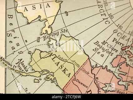 Eine alte politische Karte in Sepia, die Alaska zeigt. Stockfoto