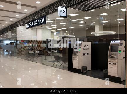 Nitra, Slowakei - 10. Dezember 2023 : Tatra Banka (Tatra Bank) Filiale im Einkaufszentrum Mlyny in Nitra. Tatra Banka ist eine slowakische Geschäftsbank Stockfoto