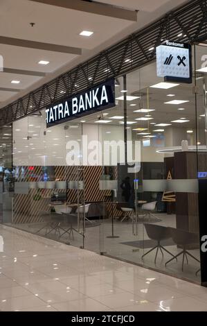 Nitra, Slowakei - 10. Dezember 2023 : Tatra Banka (Tatra Bank) Filiale im Einkaufszentrum Mlyny in Nitra. Tatra Banka ist eine slowakische Geschäftsbank Stockfoto