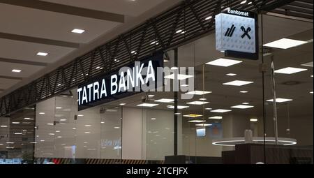 Nitra, Slowakei - 10. Dezember 2023 : Tatra Banka (Tatra Bank) Filiale im Einkaufszentrum Mlyny in Nitra. Tatra Banka ist eine slowakische Geschäftsbank Stockfoto