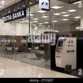 Nitra, Slowakei - 10. Dezember 2023 : Tatra Banka (Tatra Bank) Filiale im Einkaufszentrum Mlyny in Nitra. Tatra Banka ist eine slowakische Geschäftsbank Stockfoto