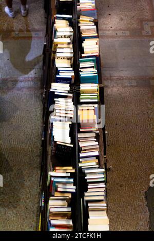 Hochwinkelansicht von gebrauchten Büchern, die in einem Einkaufswagen in einer Buchhandlung verkauft werden Stockfoto