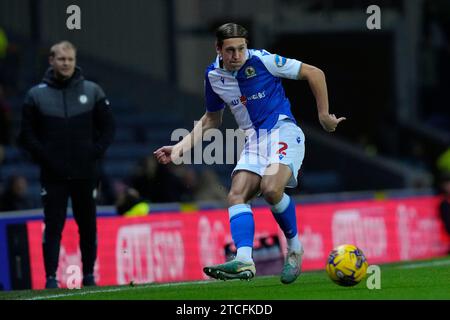 Callum Britain #2 der Blackburn Rovers verpasst den Ball während des Sky Bet Championship Matches Blackburn Rovers gegen Bristol City in Ewood Park, Blackburn, Vereinigtes Königreich, 12. Dezember 2023 (Foto: Steve Flynn/News Images) Stockfoto