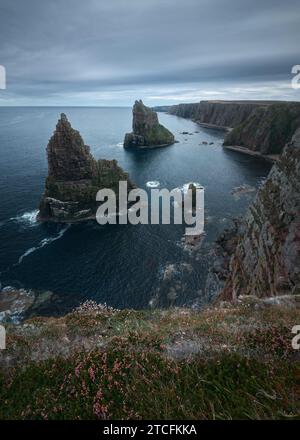 Eine Landschaftsaufnahme von einigen Küstensteinen in Duncansby in Caithness Schottland. Duncansby Stacks, Schottland, Großbritannien. Hochwertige Fotos. Stockfoto