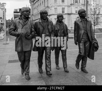 Statue der Beatles an der Uferpromenade in Liverpool. Die Skulptur wurde von Andrew Edwards gestaltet Stockfoto
