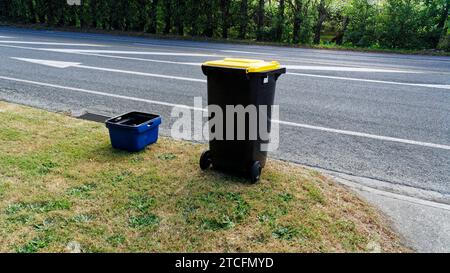 Mülltonnen am Straßenrand in Motueka, einer für Glas, der Mülltonne für Papier, Kunststoff und Metall, Südinsel, Tasman District, Aotearoa/Neuseeland Stockfoto