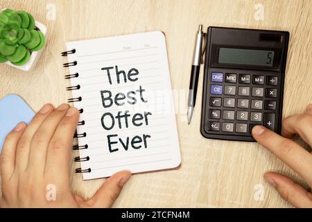 Das beste Angebot, das je Text auf Startseite anzeigen Büro Schreibtisch Tabelle der Business Workplace und Business Objects. Stockfoto