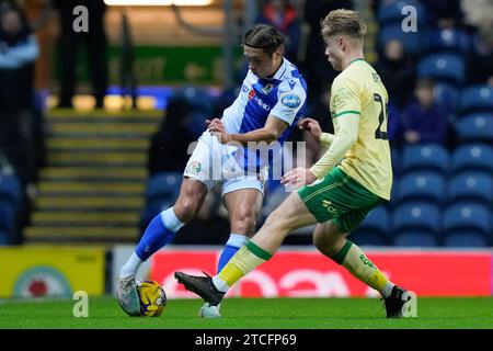 Callum Britain #2 der Blackburn Rovers kontrolliert den Ball unter Druck von Sam Bell #20 aus Bristol City während des Sky Bet Championship Matches Blackburn Rovers gegen Bristol City in Ewood Park, Blackburn, Vereinigtes Königreich, 12. Dezember 2023 (Foto: Steve Flynn/News Images) Stockfoto