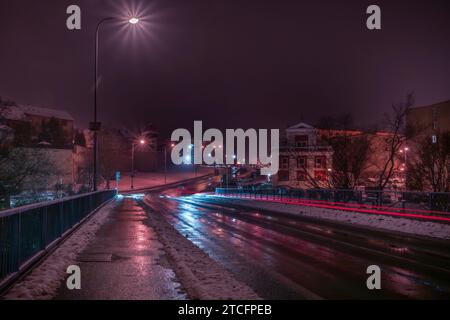 Hauptstraße der nordböhmischen Stadt in der Nacht im dunklen Louny CZ 12 09 2023 Stockfoto