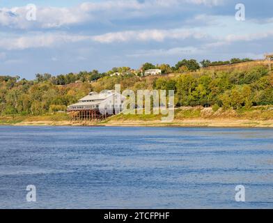Modernes Kasino auf Stelzen am Fluss Mississippi in Natchez Mississippi Stockfoto
