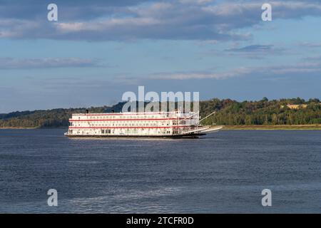 Natchez, MS - 26. Oktober 2023: Raddampfer-Bootstour American Countess kommt in Niedrigwasser nach Natchez Mississippi Stockfoto