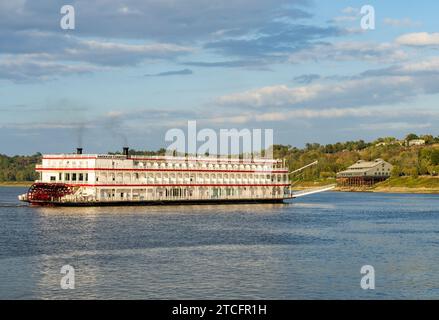 Natchez, MS - 26. Oktober 2023: Raddampfer-Bootstour American Countess kommt in Niedrigwasser nach Natchez Mississippi Stockfoto